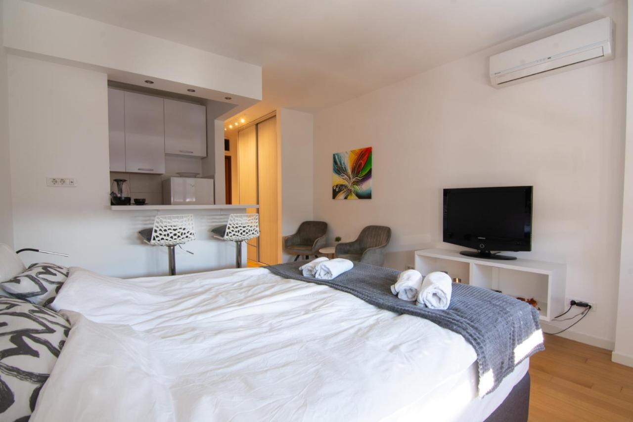 A Blok New Modern - Free Garage Parking, Comfortable, Quiet With A Park View Belgrado Exterior foto